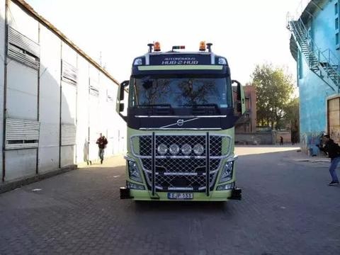 司机要失业！车身四周都是激光雷达！沃尔沃无人驾驶卡车真的没人