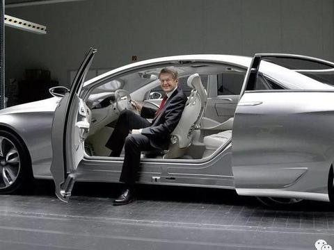 只卖20万的奔驰全新轿跑, 侧滑门的设计让您体验尊贵典雅的奢华