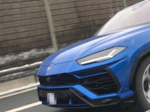 高速偶遇全球首台兰博基尼SUV，网友：众泰恐怕模仿不出来