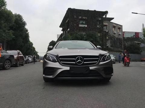 奔驰E300改色电光碳灰车身贴膜效果 车流中最亮的风景