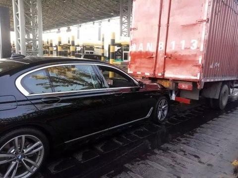 女子刚从4S店取出百万宝马7系, 出门不到20分钟就追尾了大卡车