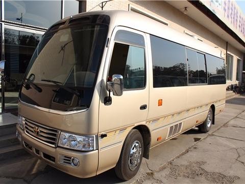 丰田考斯特17座超前设计理念傲雪凌霜