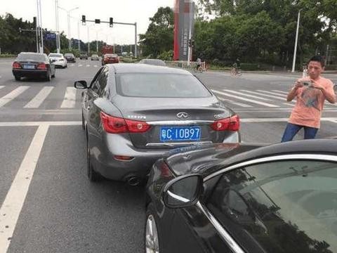 迈腾追尾英菲尼迪，车主：这次你们不会再嘲笑日系车了吧？