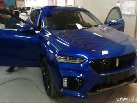 刚提的VV7就被洗车机夹住，只因车子太大，让车主十分烦恼！