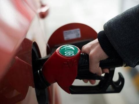 宁波某加油站，两台迈凯伦P1去加油，只加98号贵族汽油