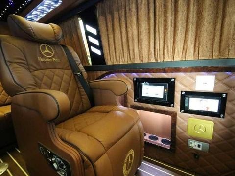 新一代奔驰威霆商务车, 内饰科技感十足