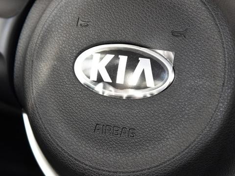 看到新车以为眼花，起亚K2低配7万起，后排车窗是手摇？