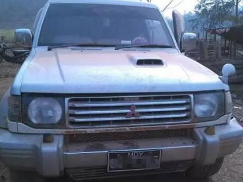 国外一辆破旧的帕杰罗被巡警拦下，车上货物让收藏爱好者垂涎不已