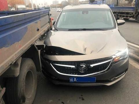 新车在4S店做保养被撞, 领导: 别为难员工, 自己走保险吧