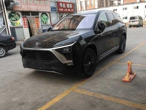 街头偶遇一台黑色蔚来ES8，颜值完全不输特斯拉，加速只需4秒