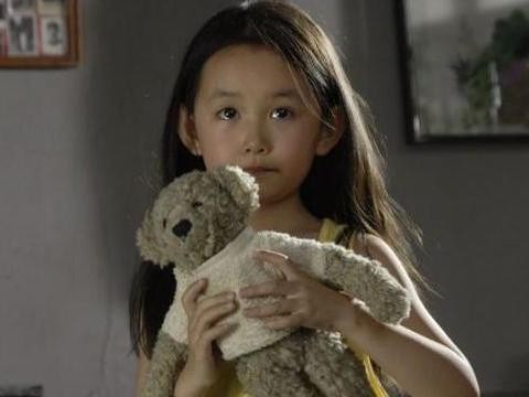 1岁拍广告6岁当车模7岁接戏, 她17岁豪车换着开, 潜力不输关晓彤