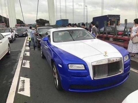 当本田撞上限量版劳斯莱斯幻影后!