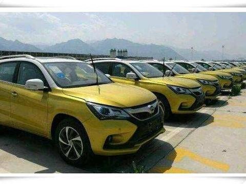 上百台比亚迪宋库存车停满广场, 工作人员: 一律7折, 6万可提车