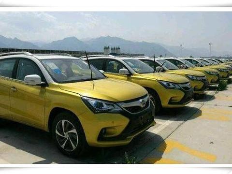 上百台比亚迪宋库存车停满广场，工作人员：一律7折，6万可提车