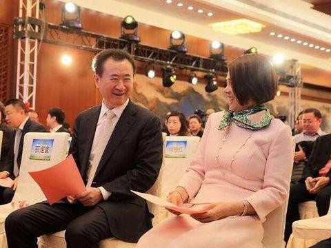 董明珠造的汽车终于来了，15分钟充满电，车标比奥迪还多一个圈