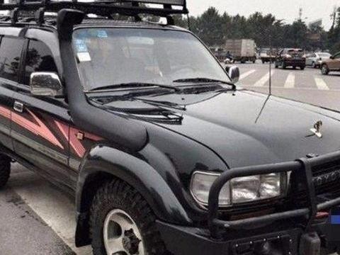 女孩花2.5万买辆20多年的老车, 当朋友看到车后, 眼睛都看直了!