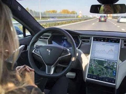 特斯拉的自动驾驶又出事了，但是甩锅甩的很利索，车主表示很伤心