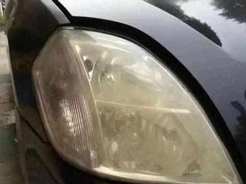 汽车大灯用久发黄模糊怎么办，修车厂老板教你一招比新车还亮