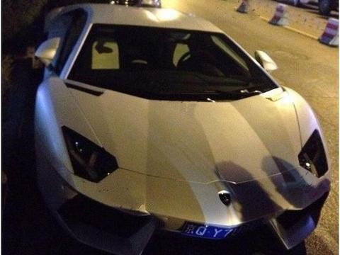 800万的兰博基尼，被贾乃亮卖掉筹钱，邓超接盘没几个月开腻