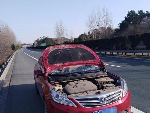 长安逸动高速行驶，引擎盖突然打开，车主一脸懵逼：还好我命大