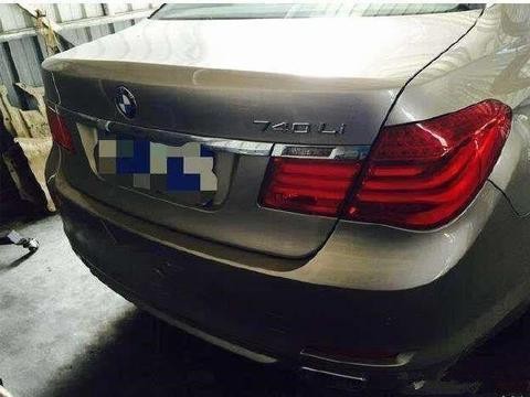 女司机开120万宝马豪车去保养，结果维修师傅拆开一看后被吓到