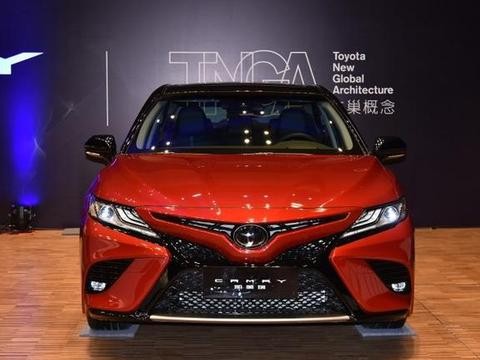 第8代凯美瑞全新革面，低油耗高动力，刚上市订单就破万