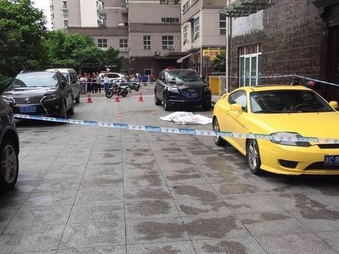 奥迪Q7被跳楼人砸中，受损10万元家属拒赔！未买车损险，车主无奈