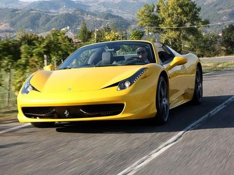 迪拜10岁的法拉利458 Italia车主，出行保镖随身不离