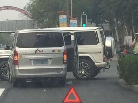 五菱宏光撞上奔驰G级AMG，看到车尾的标志司机笑了！