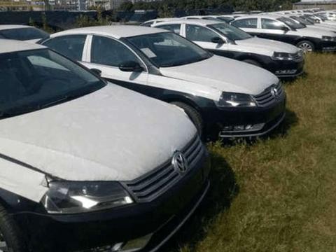 实拍一批16款迈腾库存车, 工作人员: 库存时间不短了, 7折处理