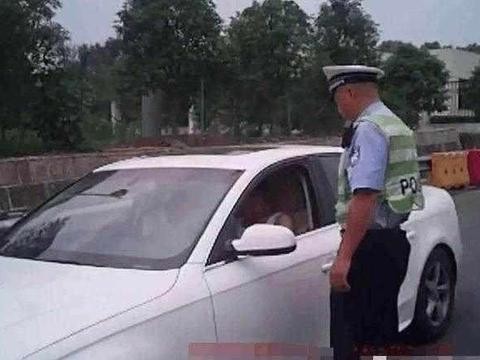 女司机高速上开奥迪A6L，一小时只跑30公里