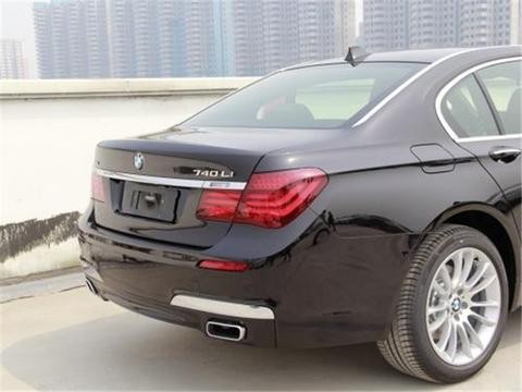 妙龄女子示范宝马的无人驾驶，看到车主那一刻，竟比豪车还养眼！