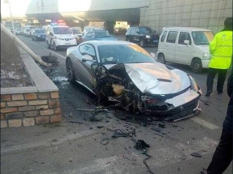 500万的全新跑车刚上路就撞了，无牌无保险，土豪也有心痛的时候