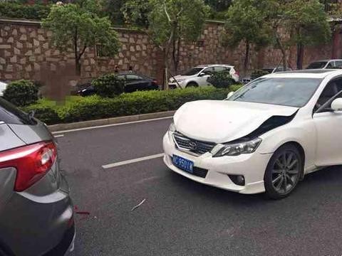 宝骏和丰田追尾了, 锐志车主下车后笑了, 真是没有对比没有伤害!