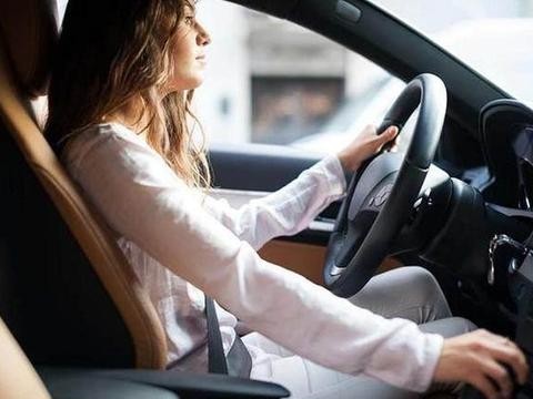 发动机换完机油之后声音变大了, 修车老师傅来告诉你这原因！