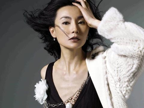 她和张曼玉齐名，老公送两百万路虎看不上，出门只开保时捷！