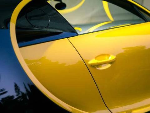 价值超过半个亿的布加迪赤龙交车现场，连记者都跑来围观