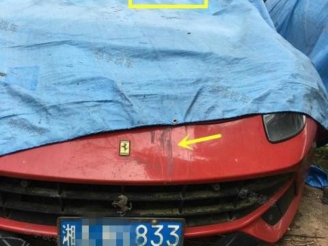 这跑车有点惨，湖南首辆法拉利F12，570多万的豪车被双脚踩在脚下