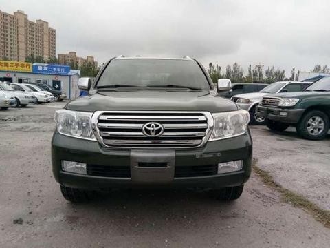 有款越野车叫 兰德酷路泽！