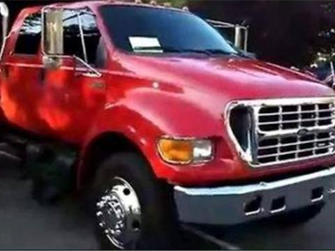 迪拜一富婆花300万买越野车，看到车主时，网友大呼：身材真好！