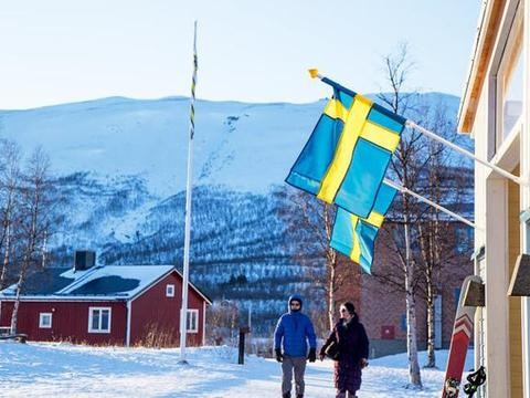 瑞典友人谈众泰T700：电吸门、感应踏板很科技，跟VOLVO有一比