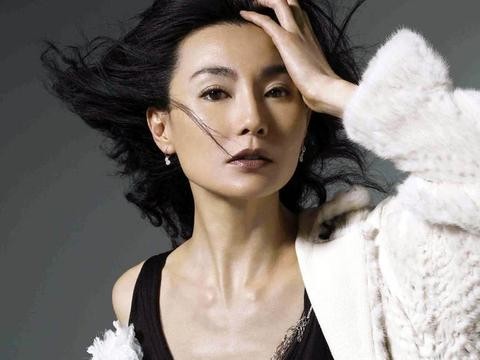 她和张曼玉齐名, 老公送两百万路虎看不上, 出门只开保时捷