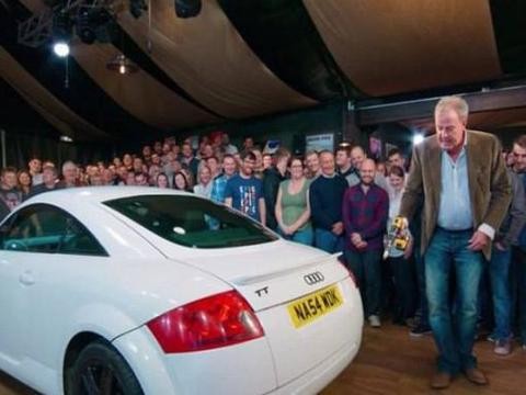 现场拆卸奥迪TT跑车，尾部防护板卸落，现场人睁大眼！