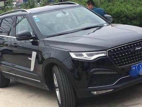 众泰T700被举起后，车主笑，汽修厂老板却红眼圈