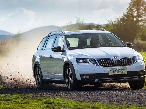 中年油腻男都想买的车，小姐姐表示：我也喜欢！