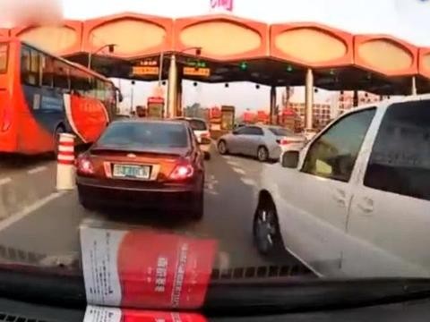 高速路上演别车追逐战，真的是犯了“路怒症”