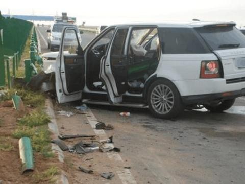 路虎揽胜高速被护栏“一箭穿心”车主：超强的质量救了自己