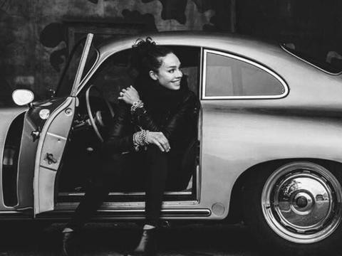 为什么漂亮姑娘一定要买一台保时捷？