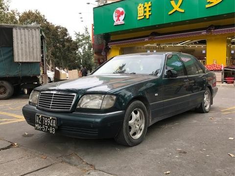 街头偶遇Mercedes-Benz S 600，历经20多年的岁月依旧精神焕发