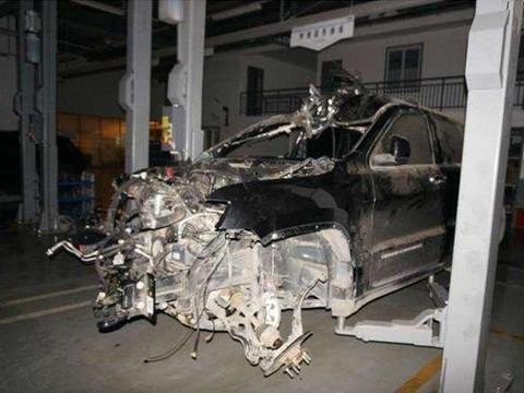 克莱斯勒高速撞上卡车气囊却未爆，商家：可能没碰到气囊传感器！